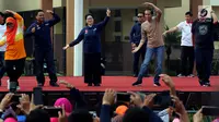 Presiden Joko Widodo (Jokowi) ditemani Menteri Kesehatan Nila F Moeloek ikut melakukan senam bersama di depan Kantor Wali Kota Tangerang, Minggu (4/11). Kegiatan tersebut dalam rangka perayaan Hari Kesehatan Nasional ke-54. (Liputan6.com/Johan Tallo)