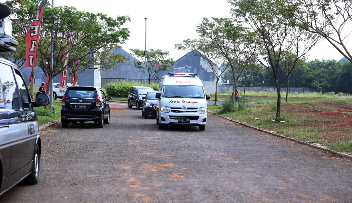 Mobil yang membawa jenazah Jupe saat baru tiba di komplek Rafless Hill. Dibelakanganya beberapa mobil mengikutinya dari belakang. (Nurwahyunan/Bintang.com)