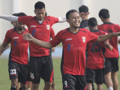 Pemain Mitra Kukar, Airlangga Sucipto bersama rekan-rekan setim melakukan pemanasan saat latihan jelang laga semi final Piala Presiden 2015 melawan Persib di Stadion Aji Imbut, Tenggarong, Kaltim, Sabtu (3/10/2015). (Bola.com/Vitalis Yogi Trisna)