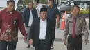 Bupati Sidoarjo Saiful Ilah (tengah) berjalan saat tiba di gedung KPK, Jakarta, Rabu (8/1/2020). Bupati Sidoarjo Saiful Ilah beserta beberapa orang lainnya terjaring operasi tangkap tangan (OTT) KPK yang diduga terkait pengadaan barang dan jasa. (merdeka.com/Dwi Narwoko)