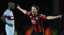 Gelandang, Bournemouth, Harry Arter, merayakan gol yang dicetaknya ke gawang West Ham pada laga Liga Premier Inggris di Stadion Vitality, Inggris, Selasa (12/1/2016). West Ham berhasil menang 3-1. (AFP/Adrian Dennis)