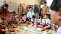 Gibran Rakabuming Raka melihat implementasi program Makan Bergizi Gratis di SDN 1 Langkai, Palangka Raya, Kalimantan Tengah, Senin (4/11/2024). (Foto: Biro Pers, Media, dan Informasi Sekretariat Wakil Presiden).