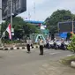 Sejumlah polisi lalu lintas (Polantas) menggelar upacara peringatan HUT ke-79 Kemerdekaan RI di Simpang Gadong, Bogor, Jawa Barat, Sabtu (17/8/2024). Jalur Puncak, Bogor sempat ditutup selama upacara detik-detik proklamasi berlangsung. (Liputan6.com/Achmad Sudarno)