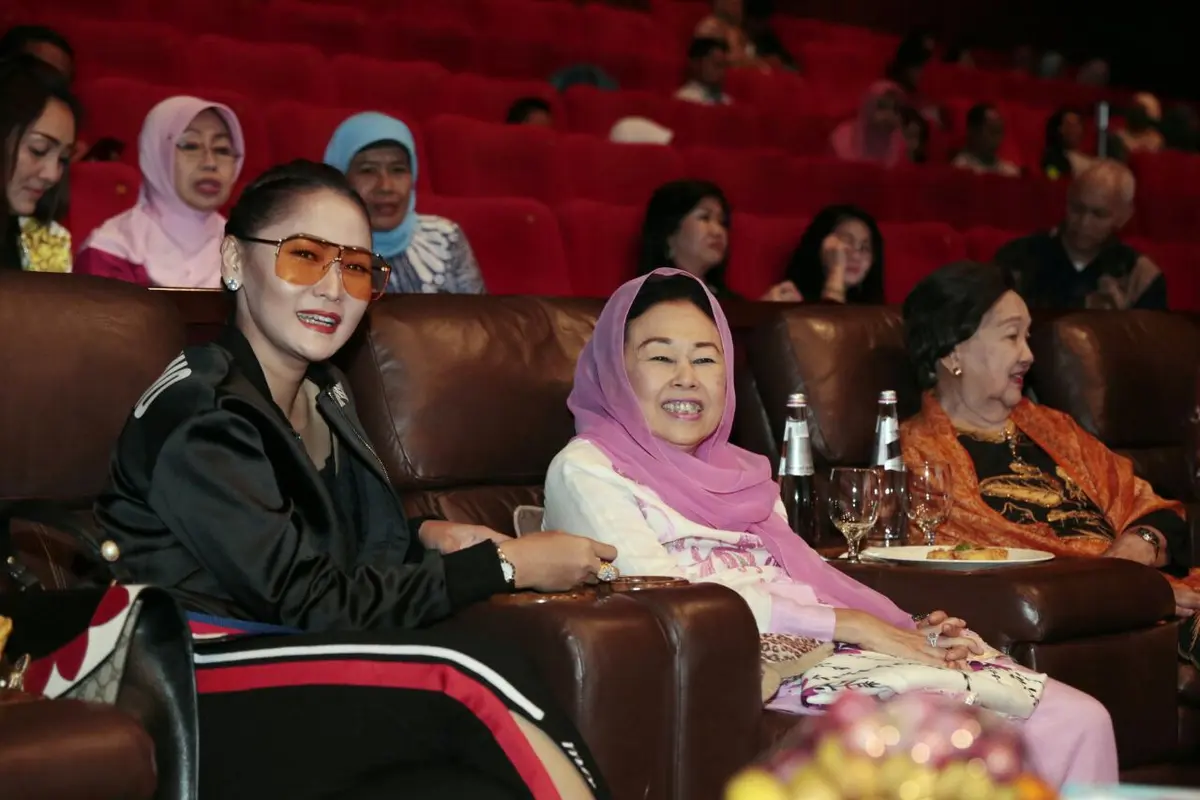 [Bintang] Shinta Wahid dan Inul Daratista