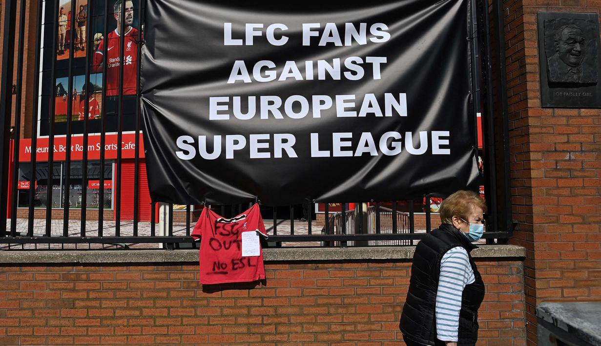 Poster anti Liga Super Eropa tergantung di luar stadion Anfield, markas klub sepak bola Liga Utama Inggris Liverpool, Senin (19/4/2021). (Foto: AFP/Paul Ellis)