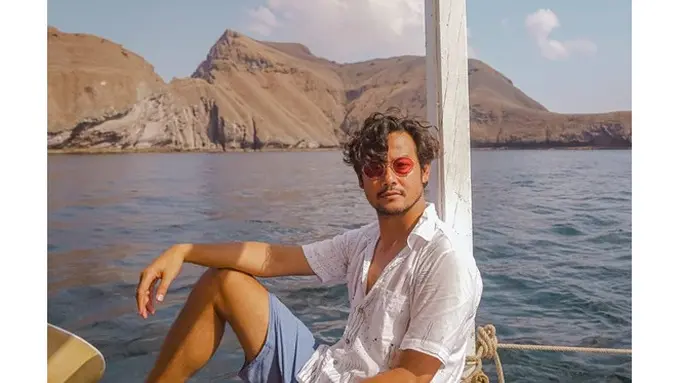 6 Gaya Liburan Dwi Sasono di Labuan Bajo, Seru Bareng Keluarga