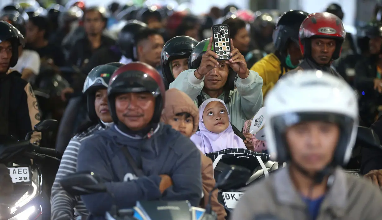 Mengantisipasi kepadatan arus mudik Lebaran 2024, PT ASDP Indonesia Ferry Cabang Ketapang menerapkan pola delapan trip dengan skema padat. (AP Photo/Firdia Lisnawati)