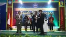 Momen wisuda Adam, akhirnya lulus dari SMK Al-Muhtadin. Putra kedua Ucok Baba itu menerima ijazah dan medali kelulusan. [Youtube/Ucok Baba official]