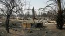 Sisa-sisa kolam renang di Jalan Raya Mark West Springs setelah kebakaran hebat di kawasan penghasil anggur Santa Rosa, California, Rabu (11/10). Hingga kini belum diketahui bagaimana kebakaran yang dimulai pada Ahad malam itu. (AP Photo/ Rich Pedroncelli)