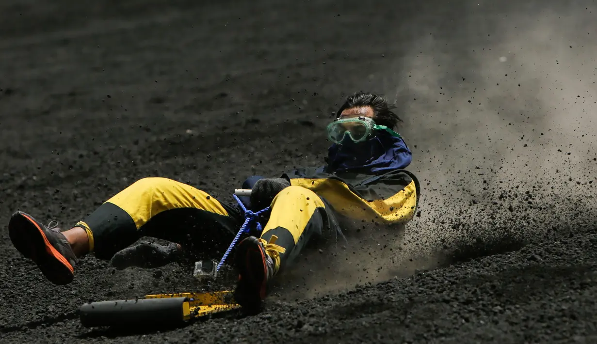 Seorang wisatawan bermain sandboarding atau berseluncur pasir dari gunung berapi Cerro Negro di Leon, Nikaragua, 24 September 2016. Gunung Cerro Negro salah satu gunung api yang masih aktif di Nikaragua. (INTI Ocon/AFP)