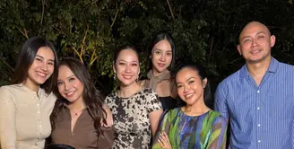 Rossa terlihat hadir merayakan ulang tahun Yura Yunita mengenakan atasan lengan panjang coklat kerah v neck. Ada juga Aaliyah Massaid mengenakan atasan cardigan coklat muda. [@aaliyah.massaid]