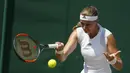 Gaya Kristina Mladenovic mengembalikan bola kearah Alison Riske pada hari keempat tunggal putri di Wimbledon Tennis Championships 2017, London , (6/7/2017). Kristina kalah 6-2, 4-6, 4-6. (AP/Alastair Grant)