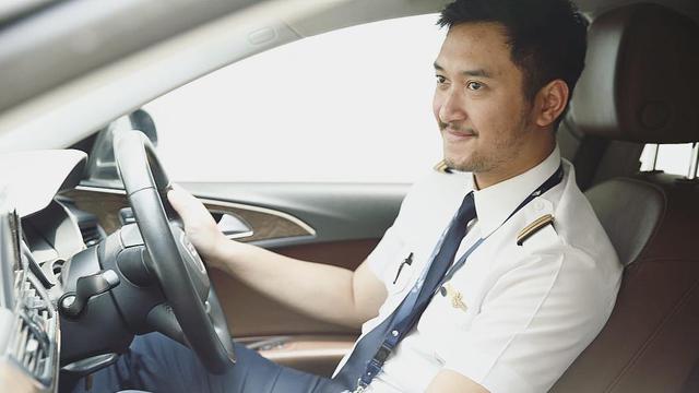 Ini Pilot Ganteng Haydar Pratama Mantan Terindah Kahiyang Ayu Showbiz Liputan6 Com