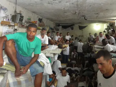  Para tahanan berkumpul di dalam satu sel di penjara Instituto Penal Placido de Sa Carvalho, Rio de Janeiro, Brasil, (18/1/2016). Ahli Hukum dan Keamanan Brasil mengatakan pemerintah Brasil tidak mampu mengatasi kondisi penjara ini. (AP Photo)