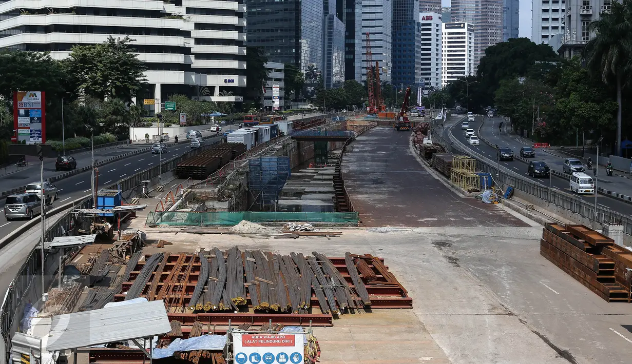 Suasana proyek pembangunan MRT di kawasan Sudirman, Jakarta, Selasa (5/7). Pengerjaan proyek infrastruktur di Jakarta dan sekitarnya libur sementara karena para pekerja memperoleh libur Lebaran. (Liputan6.com/Faizal Fanani)