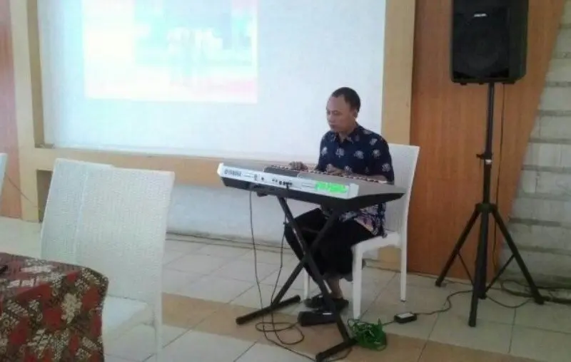 Bermain musik menjadi salah satu therapy, bahkan Faisal akhirnya menjadi keyboardis Band Autis pertama. (foto :  / Edhie Prayitno Ige)