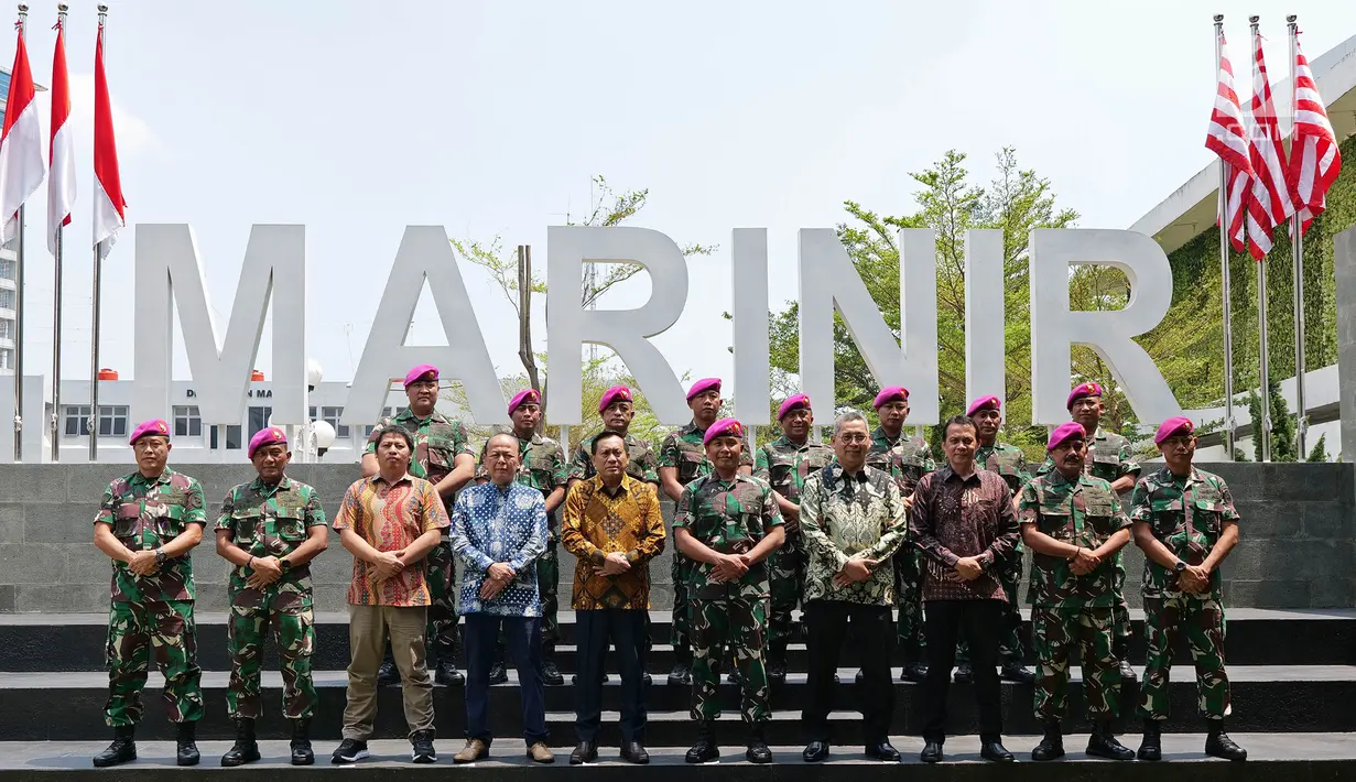 Mayor Jenderal TNI (Mar) Suhartono (kelima kanan) beserta jajaran foto bersama dengan Direktur Utama Indosiar Imam Sudjarwo (kelima kiri) usai silaturahmi di Markas Komando Korps Marinir, Jakarta, Kamis (26/9/2019). (Liputan6.com/Herman Zakharia)