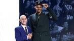 Pemain Prancis, Victor Wembanyama (kanan) berjabat tangan dengan Komisioner NBA, Adam Silver setelah menjadi pilihan pertama oleh San Antonio Spurs di NBA Draft 2023 di Barclays Center, New York city, 23 Juni 2023 WIB. (AFP/Timothy A. Clary)