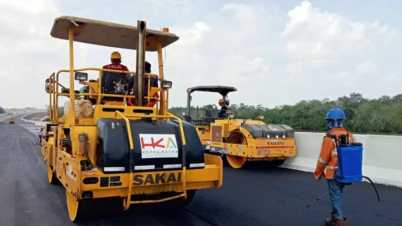 PT Hutama Karya (Persero) melalui anak usaha PT Hakaaston (HKA) menyuplai aspal dan mengerjakan proyek lapis perkerasan lentur (hotmix)  proyek Jalan Tol Trans Sumatera (JTTS). (Dok HK)