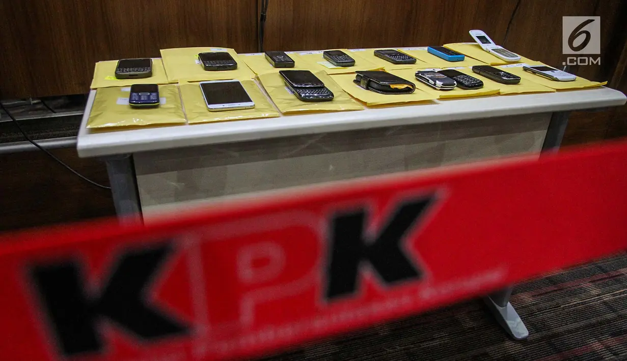 Sejumlah barang yang akan dilelang seusai pemberian keterangan di Gedung KPK Jakarta, Selasa (21/11). Sebanyak 58 obyek barang hasil rampasan koruptor akan dilelang di Gedung KPK lama pada 24 November mendatang. (Liputan6.com/Faizal Fanani)