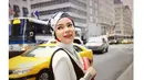 Hijab turban bermotif tabrak warna tampak kontras dengan outfit monokrom Dewi Sandra. [@dewisandra].