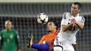 Bek Belanda, Karim Rekik, berebut bola dengan striker Belarusia, Nikolai Signevich, pada laga kualifikasi Piala Dunia 2018 di Stadion Borisov Arena, Borisov, Sabtu (7/10/2017). Belarusia kalah 1-3 dari Belanda. (AP/Sergei Grits)