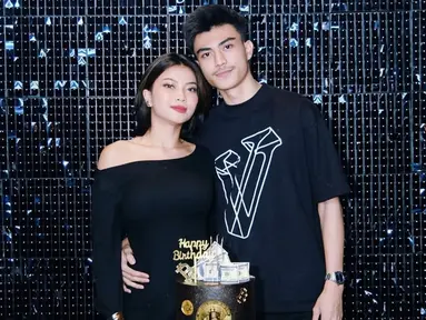 Hanum Mega semakin menarik perhatian ketika ia mengunggah foto mesra saat perayaan ulang tahun sang pacar. Sudah go public, Hanum memberanikan diri menjalin hubungan baru setelah satu tahun menjanda. Influencer cantik itu perlahan membuka kehidupan asmaranya ke publik, meski sebelumnya wajah sang kekasih sempat disembunyikan dalam unggahannya. (Liputan6.com/IG/@real.hanummegaa)
