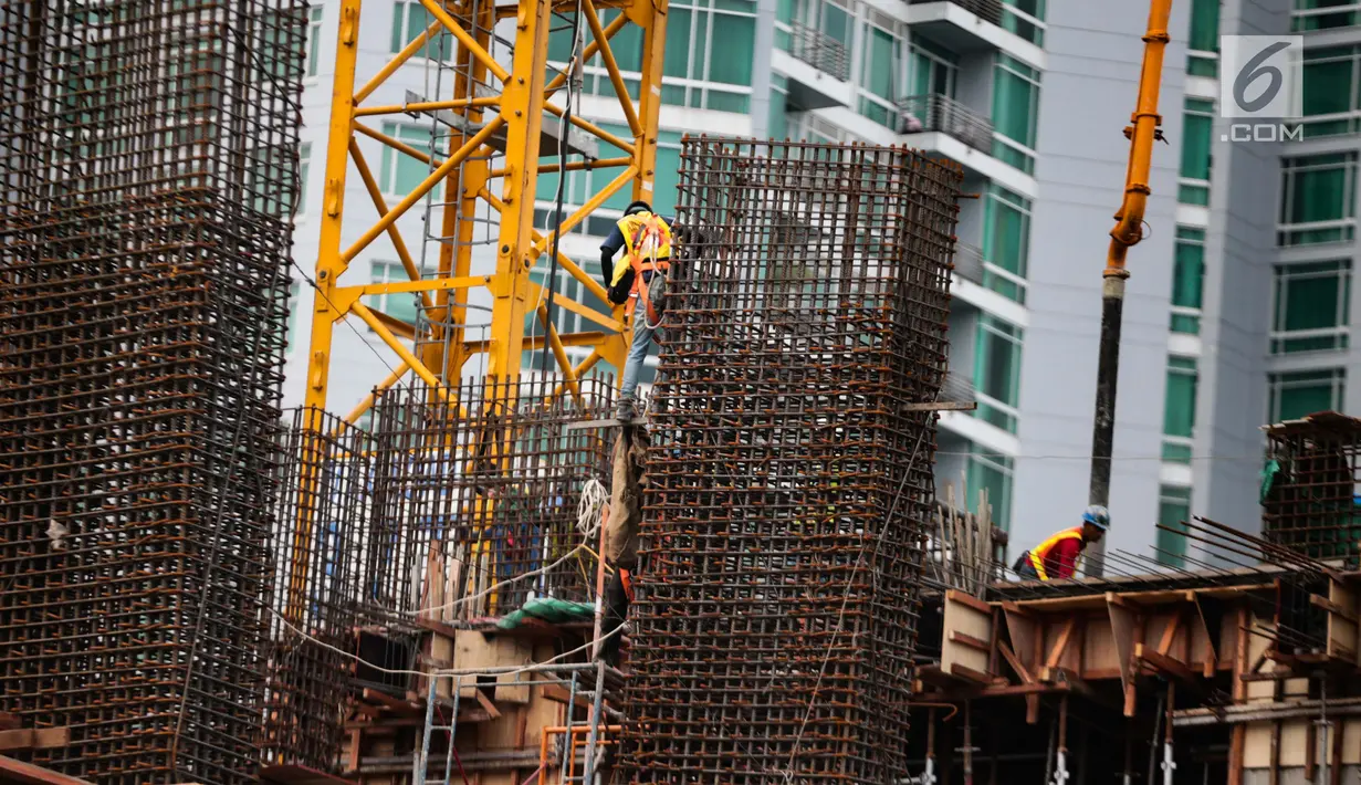 Pekerja melakukan pembangunan proyek LRT Kuningan di Jakarta, Sabtu (1/12). Badan Pusat Statistik mencatat jumlah orang yang bekerja di sektor informal masih yang terbesar di Indonesia. (Liputan6.com/Faizal Fanani)