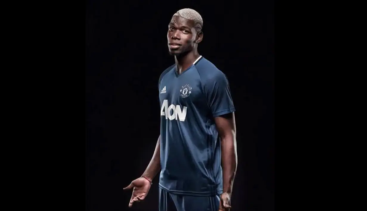 Setelah resmi bergabung, Paul Pogba berpose dalam beberapa gaya dengan jersey MU. (www.manutd.com)