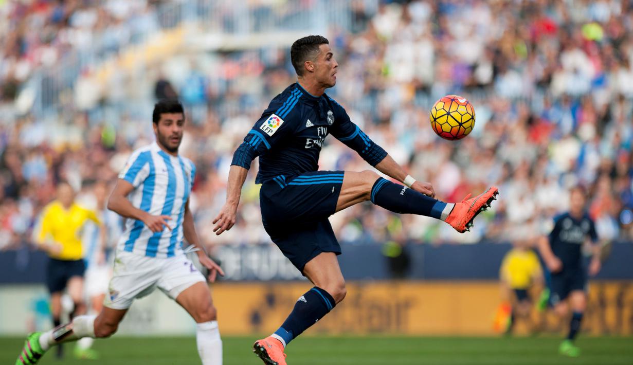 Aksi striker Real Madrid, Cristiano Ronaldo, saat melawan Malaga dalam laga La Liga Spanyol di Estadio La Rosaleda, Minggu (21/2/2016) malam WIB. (AFP/Jorge Guerrero)