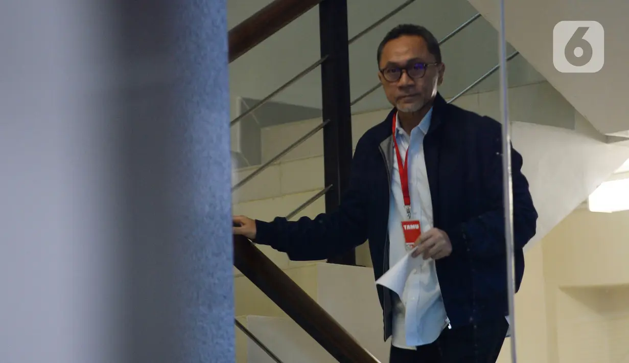 Ketua Umum PAN Zulkifli Hasan saat akan menjalani pemeriksaan penyidik di Gedung KPK, Jakarta, Jumat (14/2/2020). Pemanggilan hari ini merupakan yang ketiga bagi Zulkifli. (merdeka.com/Dwi Narwoko)