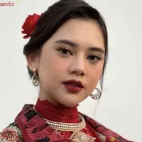 Ziva tampil dengan makeup bold terlihat dari lipstik merah matte bold dan blush on pink. Dengan riasan mata tipis dan bulu mata lentik. [Instagram/ochiipramita]