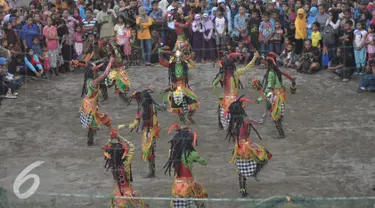 Sejumlah penari dari komunitas Lima Gunung unjuk kebolehan saat acara Festival Lima Gunung di lereng Gunung Merapi, Desa Klogowanan, Magelang, (21/7). (Liputan6.com/Gholib)