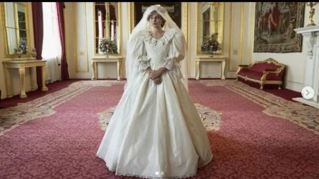 Pakai Replika Gaun Pengantinnya, Emma Corrin Dipuji Mirip Putri Diana