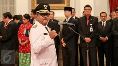 Rano Karno acungkan jempol saat pelantikan dirinya sebagai Gubernur Banten di Istana Negara, Jakarta, Rabu (12/8/2015). Rano menggantikan Ratu Atut yang turun sebelum masa jabatannya habis karena dipidana dalam kasus korupsi. (Liputan6.com/Faizal Fanani)