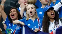 Para suporter cantik Islandia berteriak memberi semangat timnas Islandia saat melawan timnas Perancis dalam Perempat Final Piala Eropa 2016 di Stade de France, Prancis, (3/7).  (Reuters/Carl Recine)