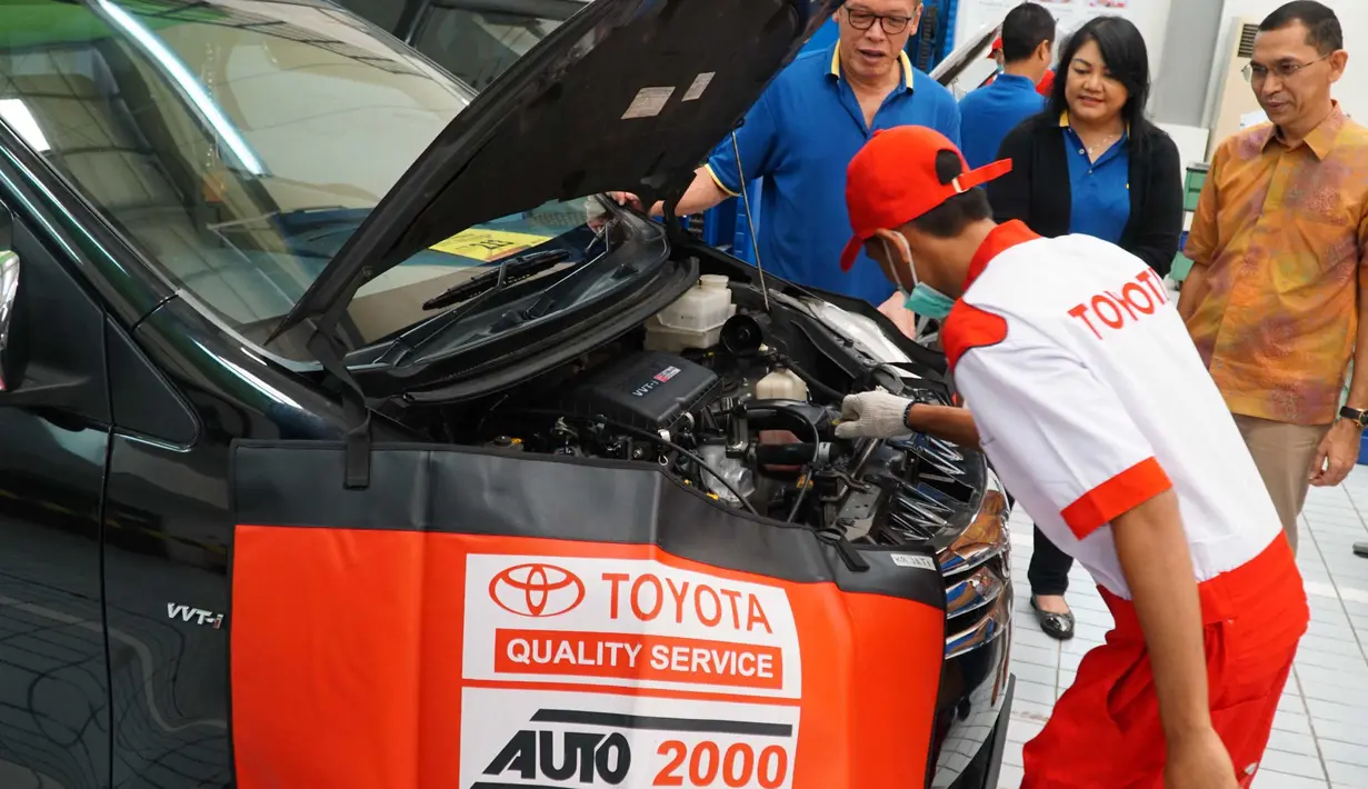 Ketua Pengurus YDBA Henry C Widjaja (kiri), Seketaris Pengurus YDBA Ida R.M Sigalingging (tengah), Service Bussiness Development Depertemen Head Auto2000 Hairil Anwar melihat kontes mekanik di Auto2000, Sunter, Jakarta, Sabtu (12/1). (Liputan6.com/HO/Eko)