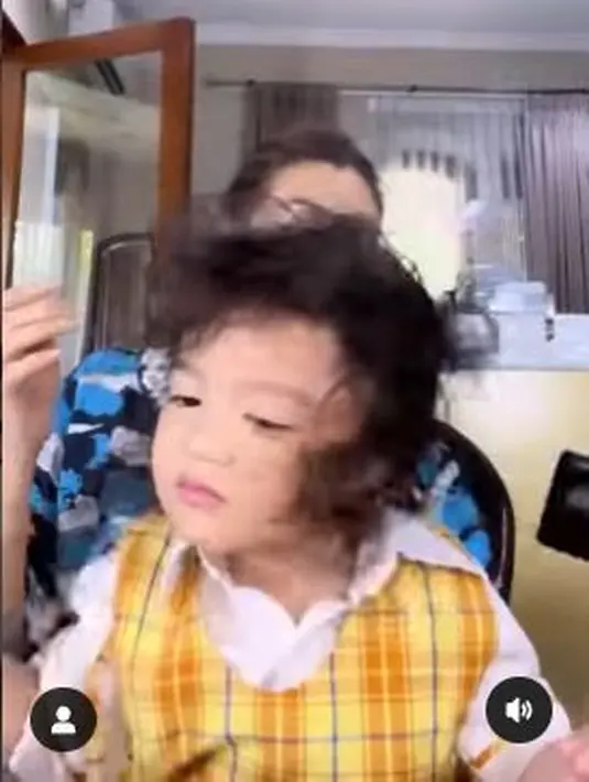 Penampakan rambut Thania Putri Onsu yang masih basah sehingga harus dikeringkan terlebih dahulu dengan hair dryer agar bisa dikuncir. (Foto: Instagram/@sarwendah29)