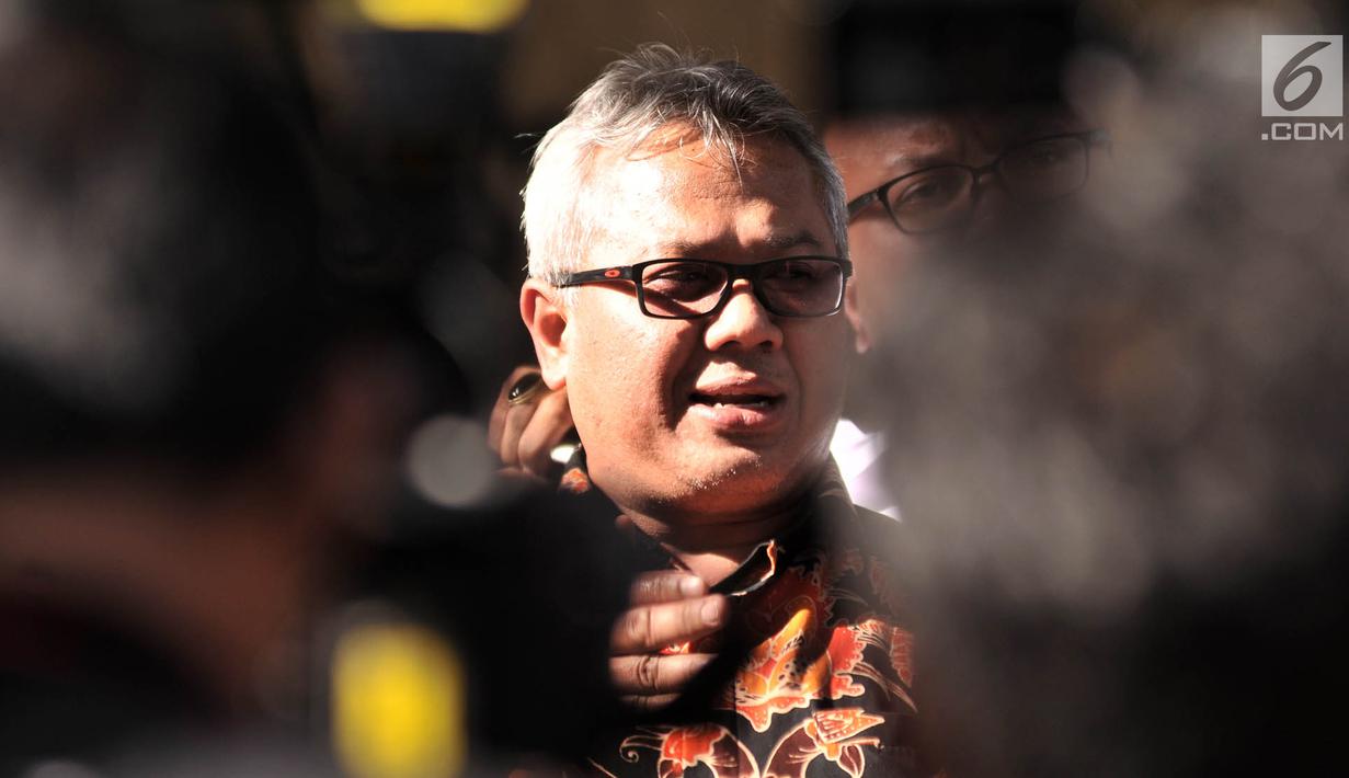 Ketua Komisi Pemilihan Umum (KPU) Arief Budiman memberi keterangan kepada awak media terkait kasus hoaks surat suara tercoblos di Gedung Bareskrim Polri, Gambir, Jakarta, Kamis (3/1). (Merdeka.com/Iqbal S. Nugroho)