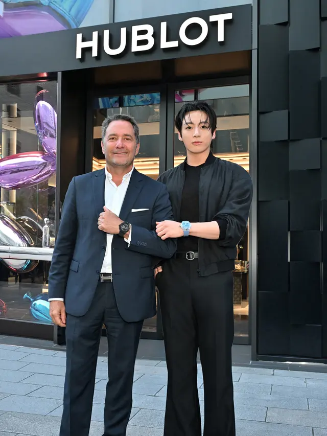 Jung Kook BTS Tampil Stylish di Butik Hublot Jepang, Padukan Setelan Cokelat dan Gaya Serba Hitam