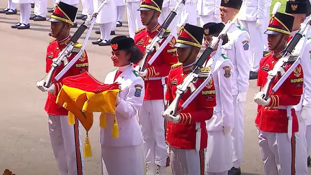 Mengenal sosok paskibraka nasional pembawa baki bendera merah putih asal Papua Pegunungan bernama Lilly Indriani Suparman Wenda pada Upacara HUT RI ke 78 di Istana Merdeka, Jakarta. (Foto: Tangkapan Layar Youtube Sekretariat Presiden)