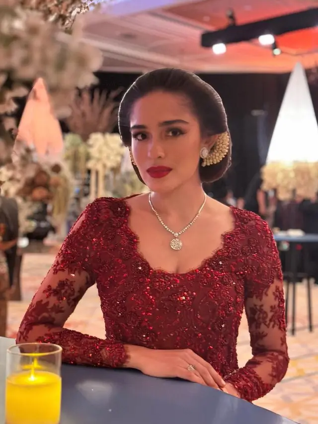 Yasmine Wildblood Dibalut Kebaya Merah
