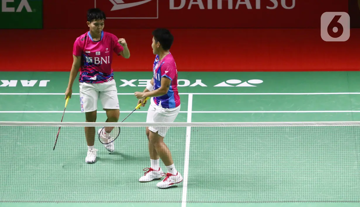Pebulu tangkis ganda putri Indonesia, Apriyani Rahayu/Siti Fadia Silva Ramadhanti saat bertanding melawan Vivian Hoo/Lim Chiew Sien (Malaysia) pada babak 16 besar Indonesia Masters 2022 di Istora Senayan, Jakarta, Kamis (9/6/2022). Apriyani/Siti Fadia unggul 21-17, 21-19. (Liputan6.com/Helmi Fithriansyah)