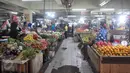 Aktivitas pedagang di pasar tradisional Pasar Minggu, Jakarta, Senin (10/10). Gubernur DKI, Basuki Tjahaja Purnama (Ahok) meminta PD Pasar Jaya mengambil alih seluruh pengelolaan pasar di Ibukota dari pihak ketiga. (Liputan6.com/Yoppy Renato)