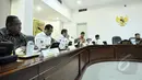 Wakil Presiden Jusuf Kalla memimpin rapat terbatas tanpa kehadiran Presiden Joko Widodo di Kantor Presiden, Komplek Istana Kepresidenan, Jakarta, Rabu (18/3/2015). Rapat tersebut membahas politik hukum dan HAM. (Liputan6.com/Faizal Fanani)