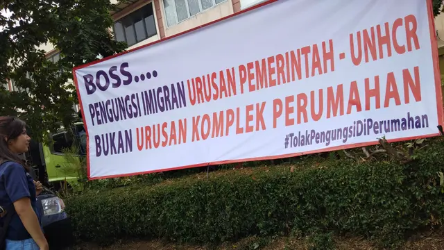 Spanduk penolakan pencari suaka di kawasan Perumahan Daan Mogot Baru, Kalideres, Jakarta Barat.