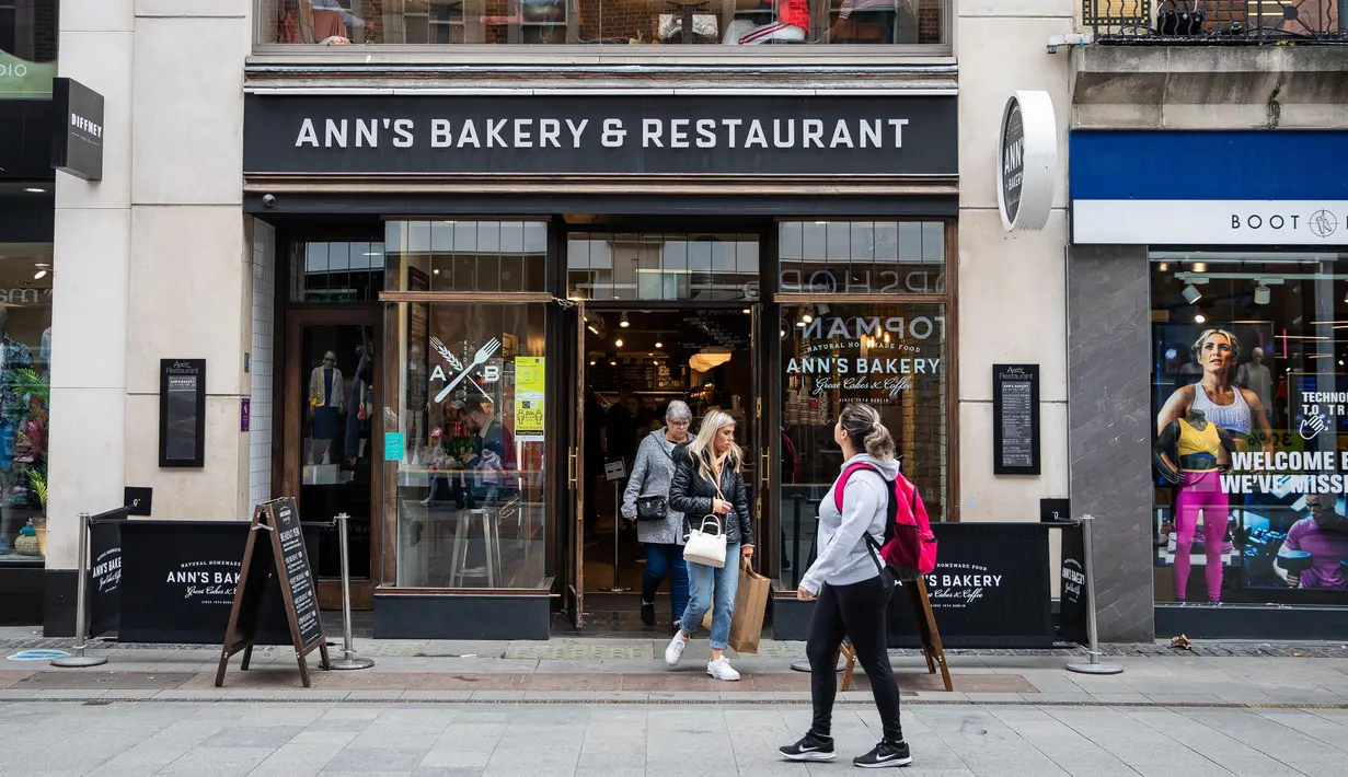 Sejumlah orang meninggalkan restoran yang kembali buka di Dublin, Irlandia, Senin (29/6/2020). Irlandia memasuki fase ketiga pencabutan pembatasan COVID-19, dengan mengizinkan lebih banyak bisnis kembali beroperasi dan memberikan kebebasan pergerakan lebih besar kepada masyarakat. (Xinhua)