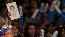 Seorang Suporter membawa karikatur Jonatan Christie saat menyaksikan idolanya menang atas Lin Dan pada laga Indone