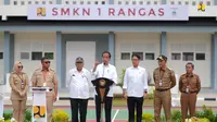 Presiden Joko Widodo (Jokowi) meresmikan sejumlah fasilitas kesehatan, pendidikan, hunian, berikut infrastruktur permukiman yang diperbaiki pasca bencana Sulawesi Barat pada 2021 silam. (Dok. Kementerian PUPR)