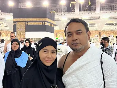 Melalui akun Instagram, Meisya Siregar dan Bebi Romeo kompak mengunggah momen saat jalani ibadah haji. Keduanya pun tak bisa menyembunyikan rasa syukur dan bahagianya bisa kembali ke Tanah Suci. (Liputan6.com/IG/@meisya__siregar)